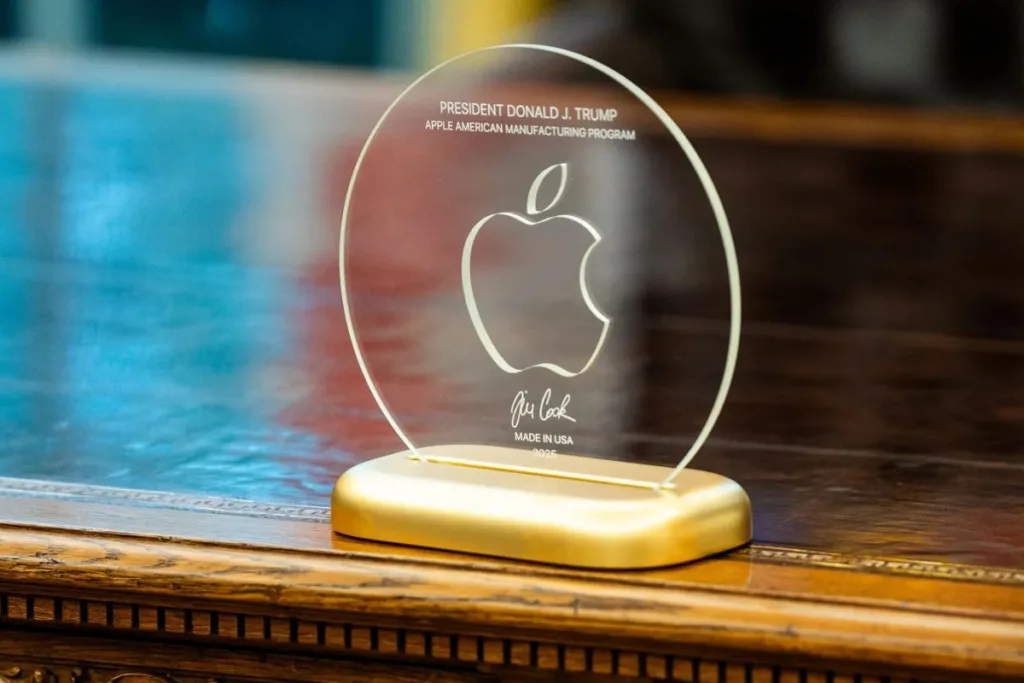 Apple gifts Donald Trump 24K gold and glass statue — The Apple Post